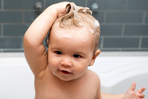 Neugierig baby-Junge im Bad – Foto