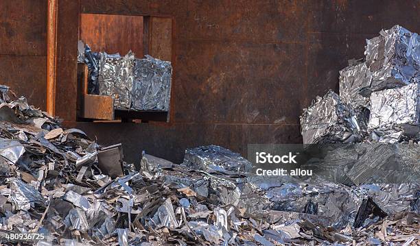 Ferro Velho A Ser Processados Em Cubos - Fotografias de stock e mais imagens de Esmagado - Esmagado, Machinery, Metal