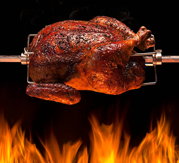 チキンのロッティサリ（串焼き器） - roast chicken chicken full length roasted ストックフォトと画像