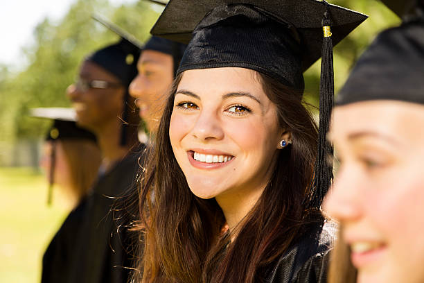 bildung: latin-mädchen und freunde auf graduation.  cap abendkleid. - high school student graduation education friendship stock-fotos und bilder