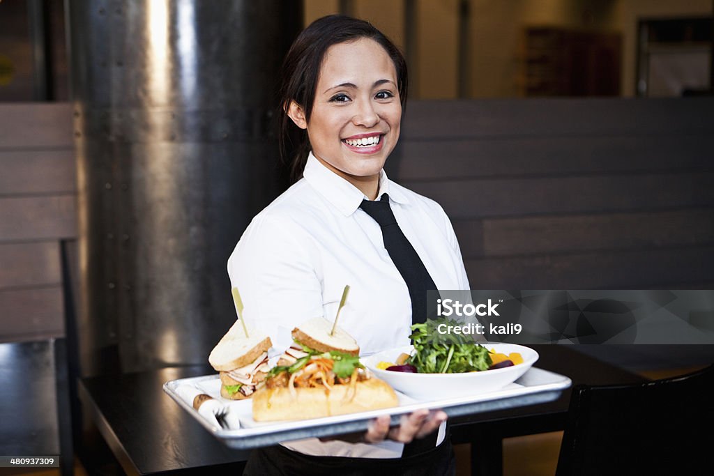 Hispanic cameriera portare un vassoio di cibo - Foto stock royalty-free di Cameriere