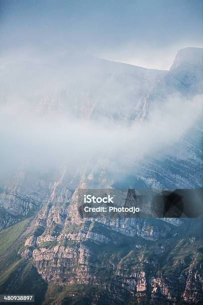 Photo libre de droit de Sommet De La Montagne banque d'images et plus d'images libres de droit de Beauté de la nature - Beauté de la nature, Bleu clair, Brouillard