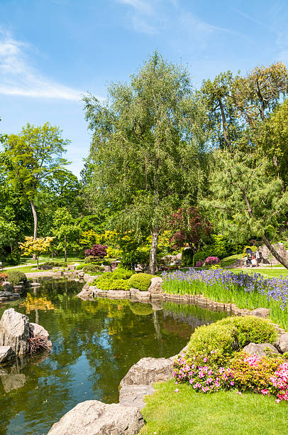 pintoresco lago y el jardín - ornamental garden europe flower bed old fashioned fotografías e imágenes de stock