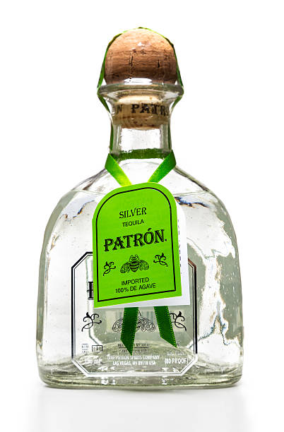 silver patron tequila butelki z tag - patron tequila zdjęcia i obrazy z banku zdjęć