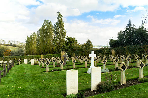 fileiras de graves em um cemitério naval no shotley - world war i horizontal editorial british military - fotografias e filmes do acervo
