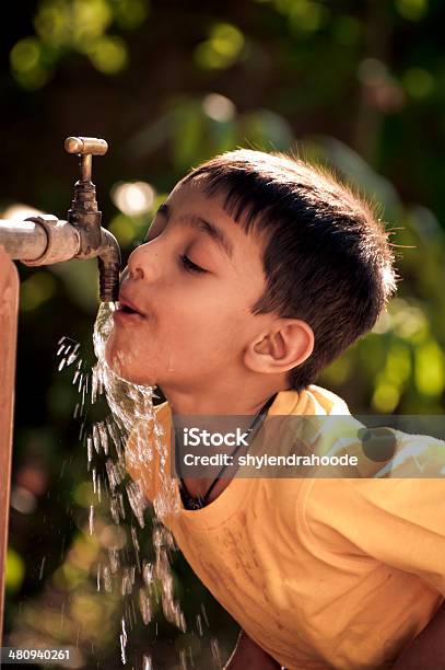 Foto de Criança e mais fotos de stock de Água - Água, Torneira, Beber