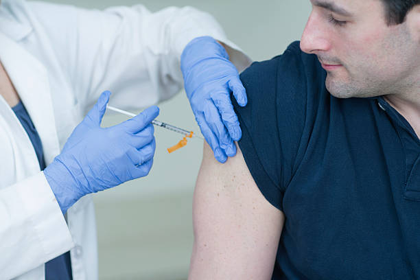 injeção de foto-a vacina de gripe - injeção insulina luva - fotografias e filmes do acervo
