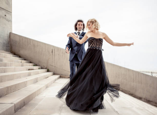 casal elegante dança em conjunto - haute couture beautiful smoking beauty imagens e fotografias de stock