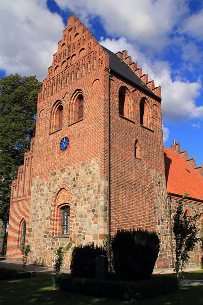 ballerup kirke -romanesque village igreja e o cemitério - church romanesque denmark danish culture - fotografias e filmes do acervo