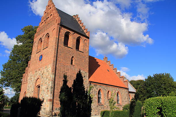 ballerup kirke -romanesque aldeia parish igreja e cemetary - church romanesque denmark danish culture imagens e fotografias de stock