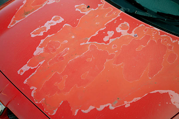 carro danificado capuz - old paintwork - fotografias e filmes do acervo
