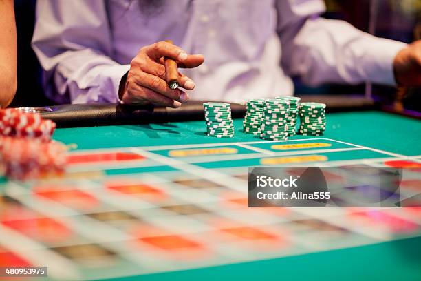 Manos De Tal Hacer Apuestas En Mesa De Ruleta Foto de stock y más banco de imágenes de Anticuado - Anticuado, Arte cultura y espectáculos, Casino