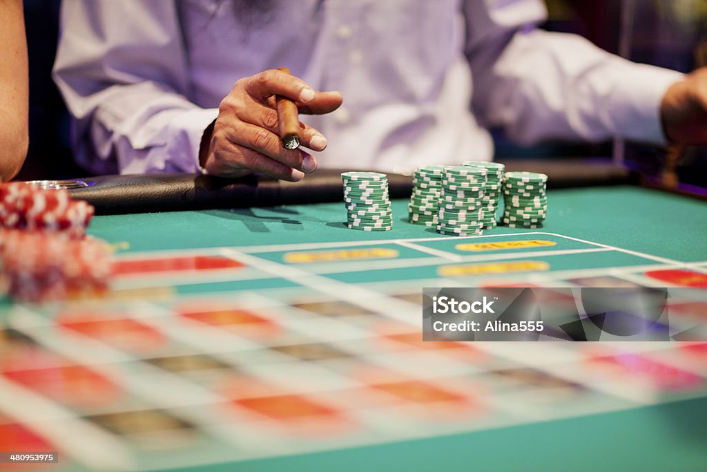 Mãos de os jogadores tornando a mesa de roleta apostas - Foto de stock de Acaso royalty-free