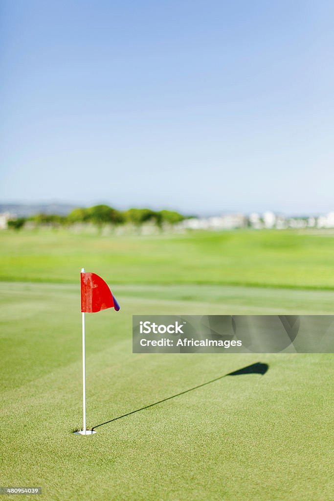 Campo de golfe com bandeira vermelha em putting green - Foto de stock de Bandeira royalty-free