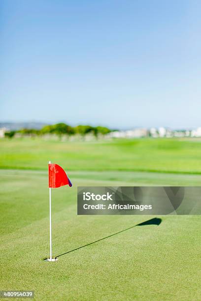 Foto de Campo De Golfe Com Bandeira Vermelha Em Putting Green e mais fotos de stock de Bandeira