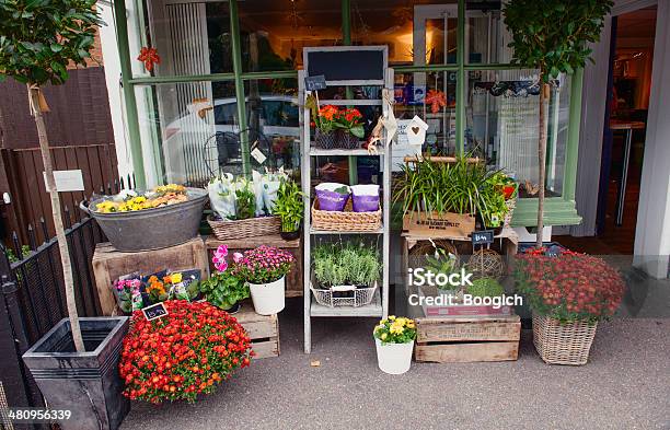 Kwiaty I Rośliny W Sprzedaży - zdjęcia stockowe i więcej obrazów Budynek z zewnątrz - Budynek z zewnątrz, Butik, Kwiat - Roślina