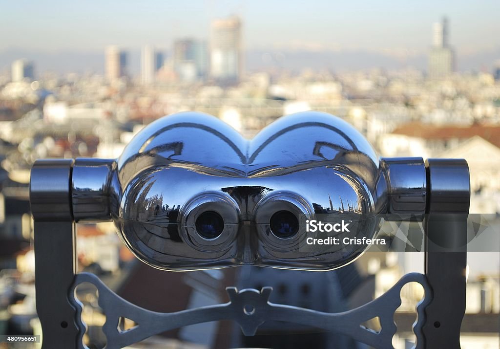 Telescopio guardare Milano - Foto stock royalty-free di Binocolo