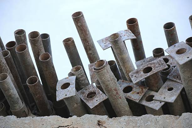 scaffoldings, pipe scène. - hollow gray pattern wall photos et images de collection