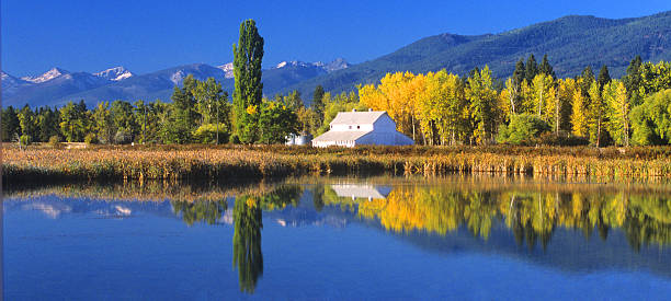 ホワイトのバーン&秋の色に反映され、ポンド - western usa mountain peak landscape farm ストックフォトと画像