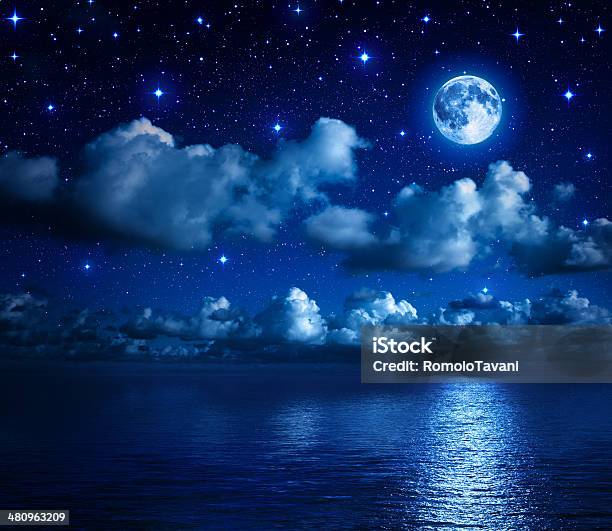 Romantico Paesaggio In Una Notte Stellata - Fotografie stock e altre immagini di Luna piena - Luna piena, Cielo, Nube