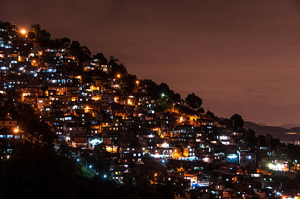 리우데자네이루 slums 야간에만 - slum rio de janeiro poverty brazil 뉴스 사진 이미지