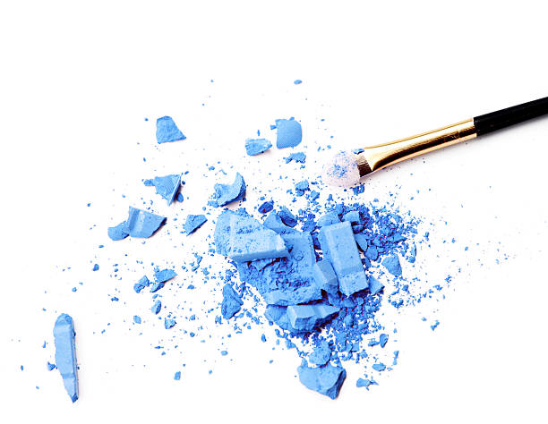 make up pennello ombretto schiacciato su sfondo blu - face powder eyeshadow make up make up brush foto e immagini stock