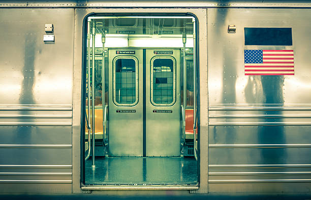 genérico tren subterráneo de la ciudad de nueva york - subway train fotografías e imágenes de stock