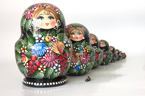 familia de muñecas rusas anidado aislado en blanco - russian nesting doll skill doll russia fotografías e imágenes de stock