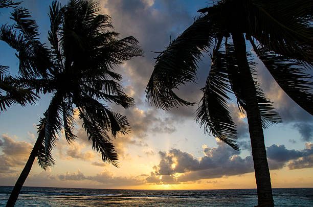 ilha arejado pôr-do-sol - trade winds imagens e fotografias de stock