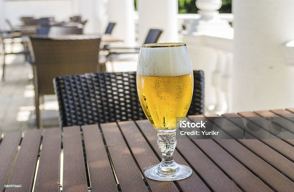 Glas Bier in leere Café - Lizenzfrei Abwarten Stock-Foto