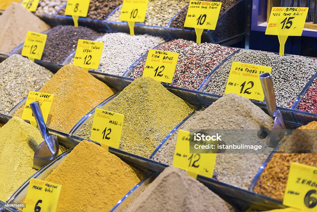 Especias en un mercado turco - Foto de stock de Alimento libre de derechos