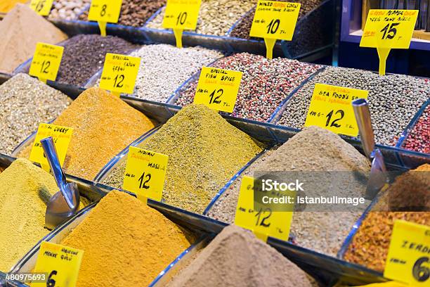 Especias En Un Mercado Turco Foto de stock y más banco de imágenes de Alimento - Alimento, Amarillo - Color, Azafrán - Hierba