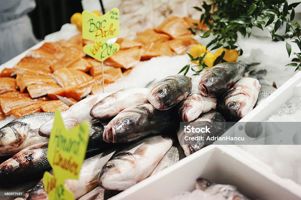 Robalo com gelo triturado no mercado de peixes - Foto de stock de Abundância royalty-free