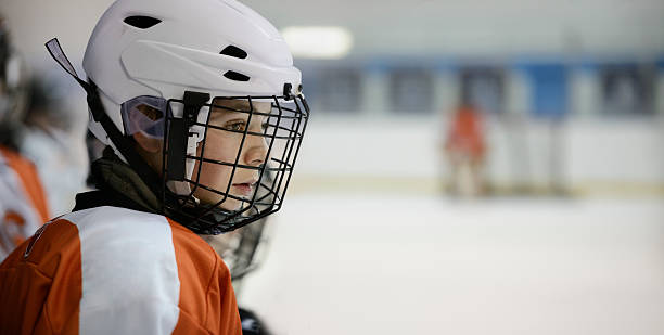 Teenage jugador de Hockey sobre el banco - foto de stock