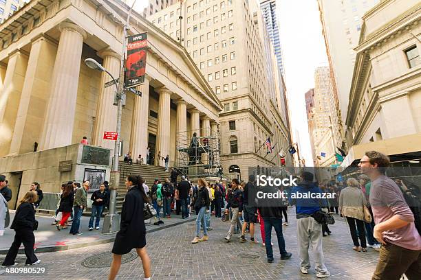 Foto de Turistas Na Broad Street e mais fotos de stock de Bolsa de Valores de Nova York - Bolsa de Valores de Nova York, Lotado, Adulto