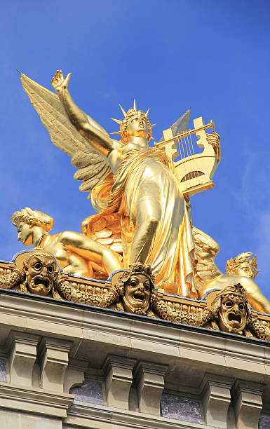 estatua dorada, ópera de garnier, parís. - opera garnier european culture vertical tourist fotografías e imágenes de stock