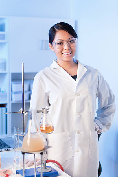 retrato de mulher asiática sorridente no laboratório de ciências química vertical - professor scientist chemistry teacher - fotografias e filmes do acervo