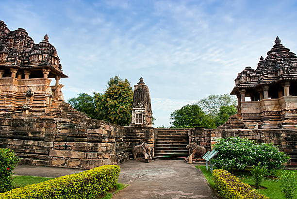 western świątyń khajuraho, indie - khajuraho india sexual activity temple zdjęcia i obrazy z banku zdjęć