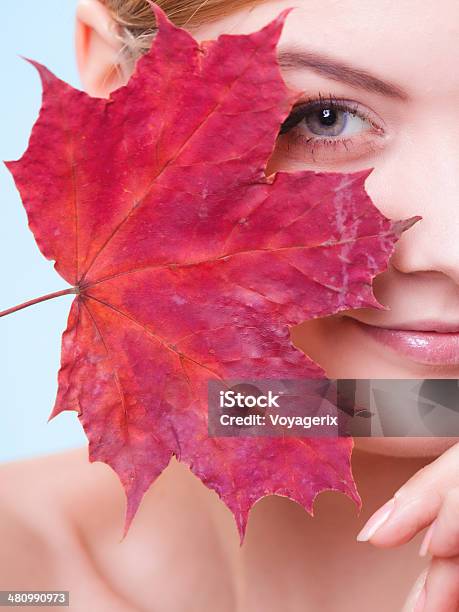 Skin Care Porträt Der Jungen Frau Mädchen Mit Rotes Blatt Stockfoto und mehr Bilder von Herbst