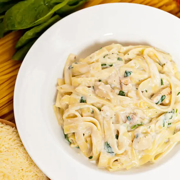 Chicken creamy alfredo sauce with white meat chicken, spinach & fettuccine pasta