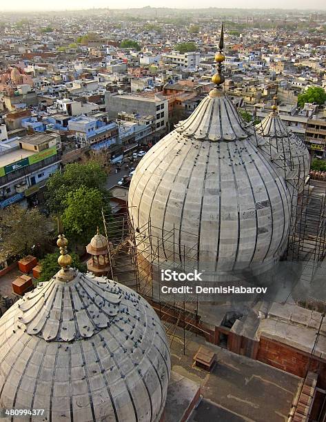 Cúpulas De La Mezquita Jama Mashid En Nueva Delhi Foto de stock y más banco de imágenes de Aire libre - Aire libre, Arquitectura, Característica arquitectónica