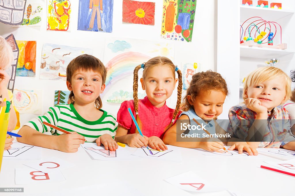 Jungen und Mädchen Malen Buchstaben schriftlich Lektion - Lizenzfrei Kind Stock-Foto