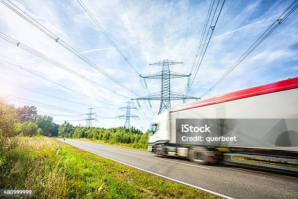 Lkw Auf Der Straße Stockfoto und mehr Bilder von Lastzug - Lastzug, Elektrizität, Stromleitung