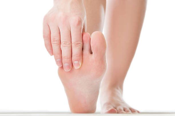 masaje de pies de mujer - podiatrist pedicure human foot healthy lifestyle fotografías e imágenes de stock