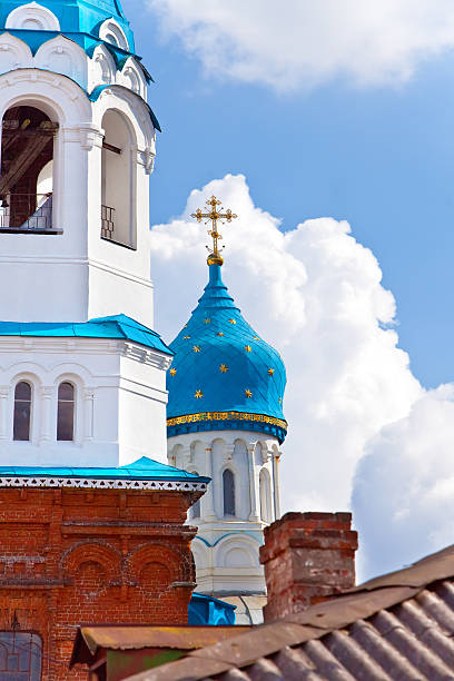 pokrova bozhiej materi de l'église orthodoxe de marienburg gatchina, en russie - monkhood photos et images de collection