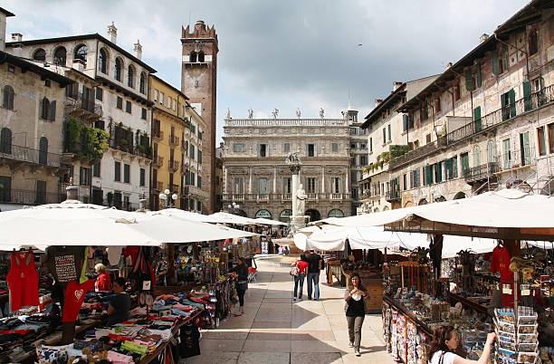 piazza delle erbe, werona, włochy - torre dei lamberti zdjęcia i obrazy z banku zdjęć