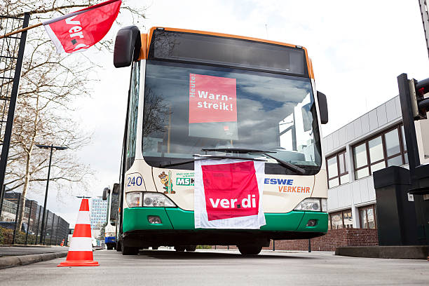 warnung streik des deutschen gewerkschaften verdi, wiesbaden - front view bus photography day stock-fotos und bilder