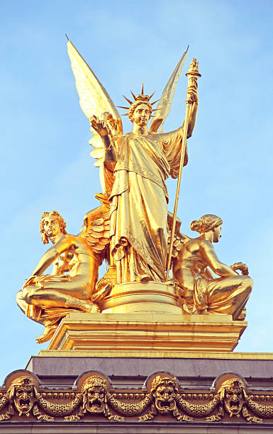 estatua dorada, ópera de garnier, parís. - opera garnier european culture vertical tourist fotografías e imágenes de stock