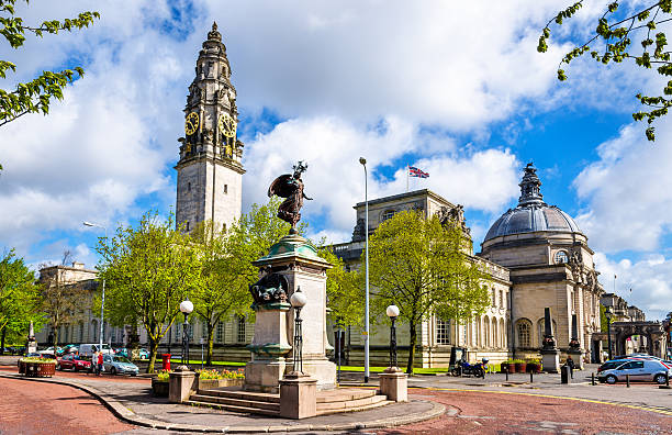 view of city hall of cardiff - wales, great britain - wales stok fotoğraflar ve resimler