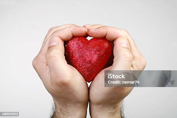 Coração Em Mãos - Fotografias de stock e mais imagens de Adulto - Adulto, Assistência, Branco